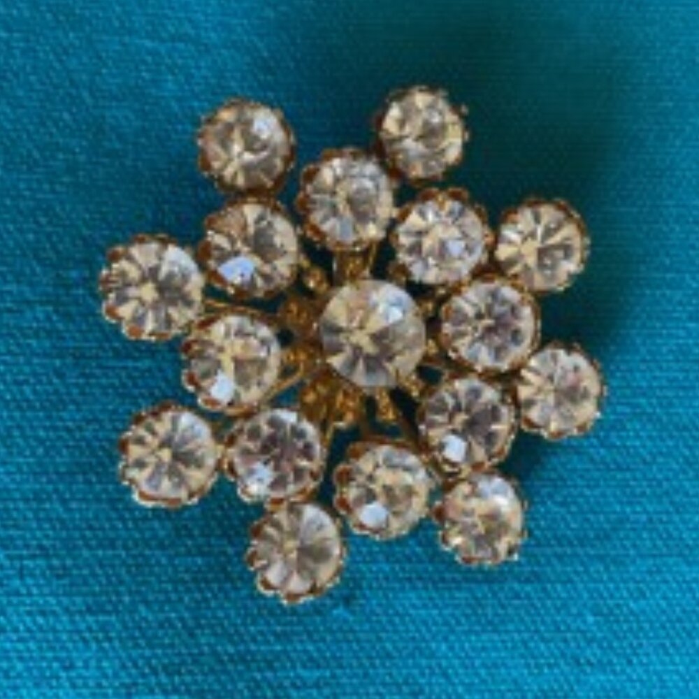 Fabulous brooch:  shimmering faceted crystal/rhinestone on gold metal